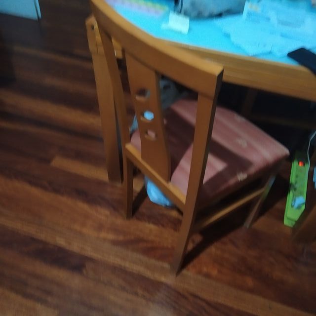 MESA DE SALON 4 SILLAS TAPIZADAS