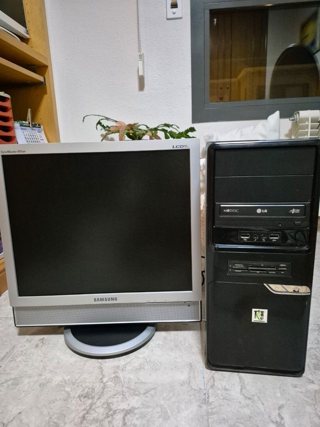 Torre ordenador LG con pantalla Samsung