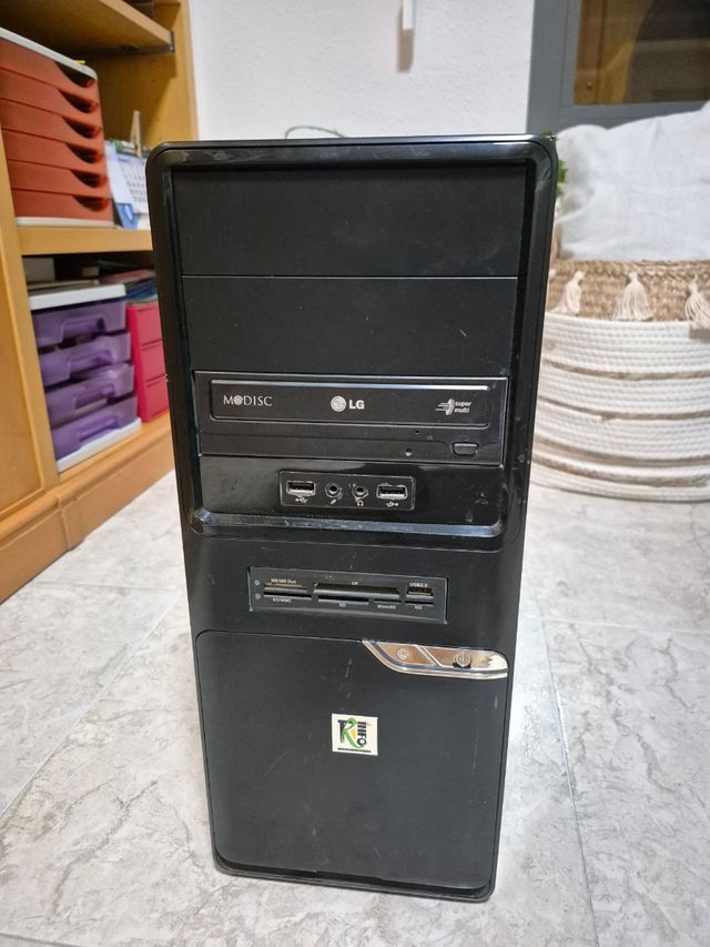 Torre ordenador LG con pantalla Samsung