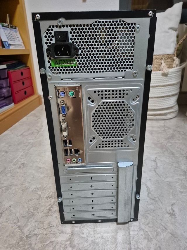 Torre ordenador LG con pantalla Samsung