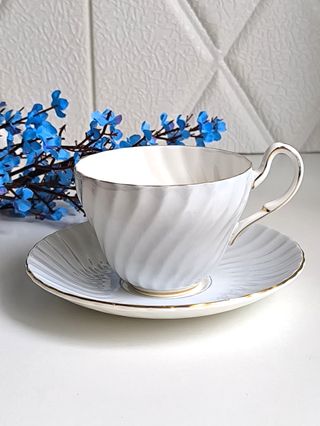 Preciosa taza y platillo porcelana inglesa
