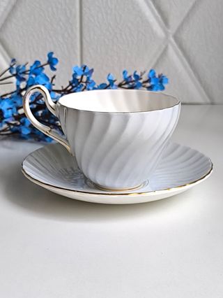 Preciosa taza y platillo porcelana inglesa