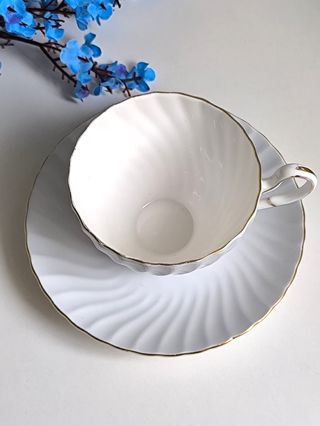 Preciosa taza y platillo porcelana inglesa