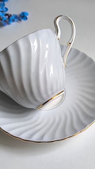 Preciosa taza y platillo porcelana inglesa
