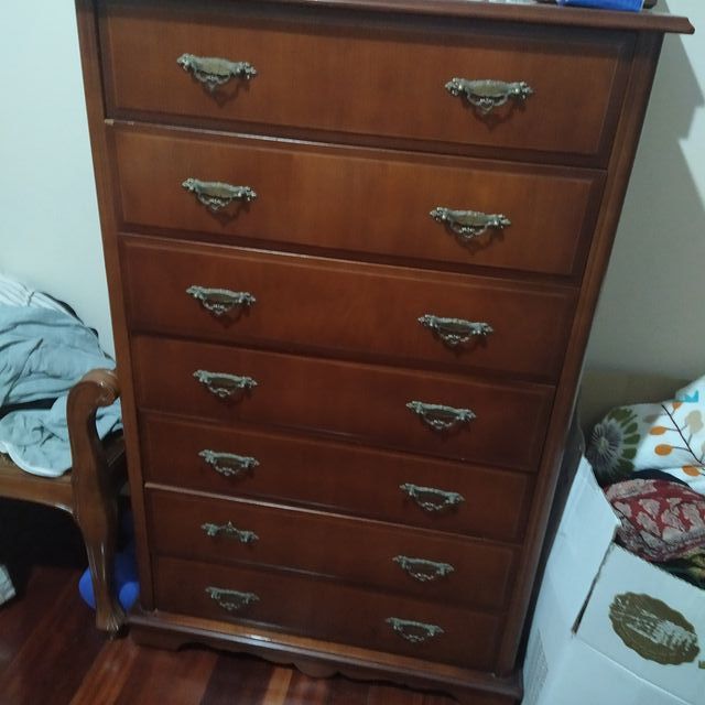 MUEBLE MADERA CON 7 CAJONES