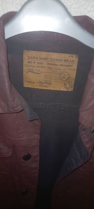 Chaqueta vaquera roja burdeos