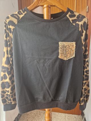 Sudadera negra con mangas leopardo 