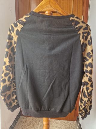 Sudadera negra con mangas leopardo 