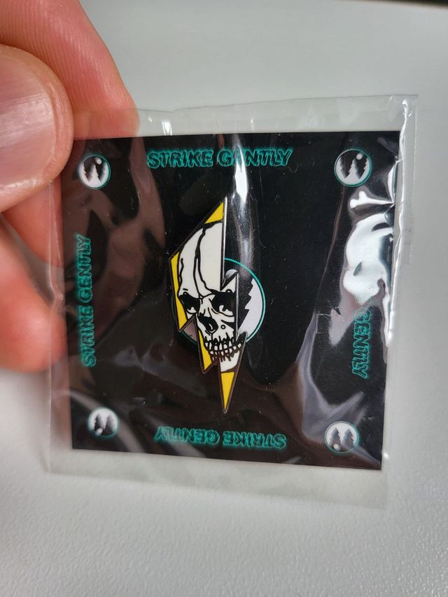 Pin Estaño | Strike Gently