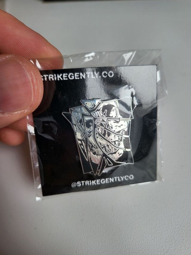 Pin Estaño | Strike Gently