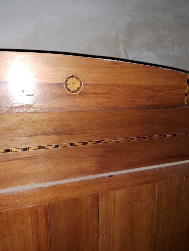 Cama y mesita antiguas con marqueteria