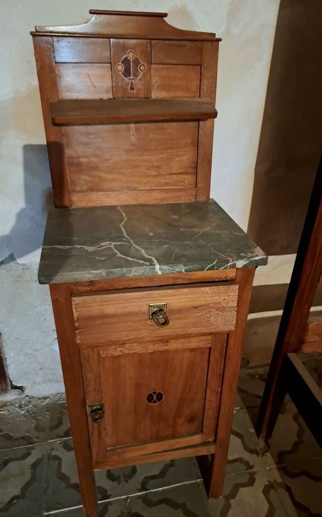 Cama y mesita antiguas con marqueteria