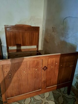 Cama y mesita antiguas con marqueteria