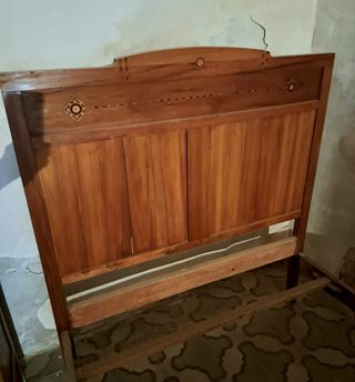 Cama y mesita antiguas con marqueteria
