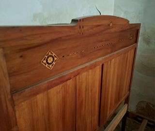 Cama y mesita antiguas con marqueteria