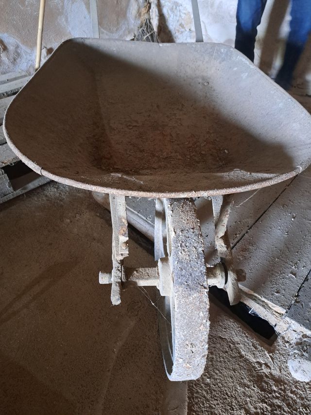 Carretilla metálica antigua