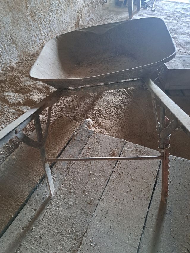 Carretilla metálica antigua