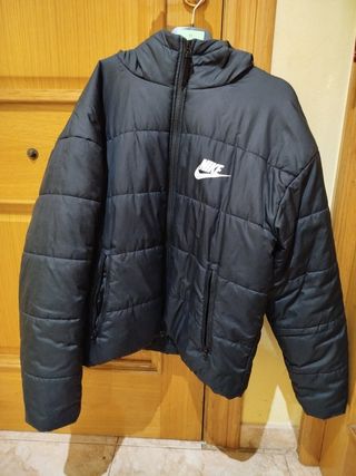 Chaqueta Nike negra con capucha 