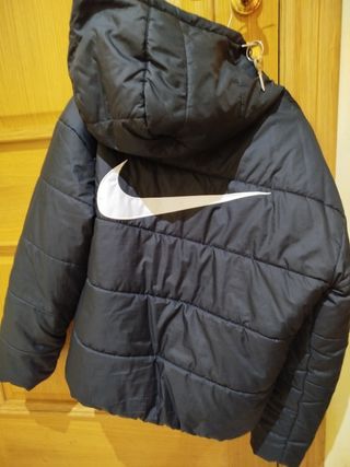 Chaqueta Nike negra con capucha 