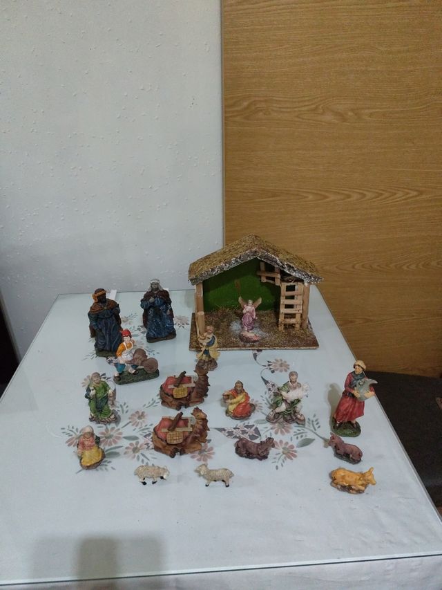 Figuras de belén navideño y pesebre