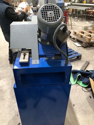 Se venden maquinas para meter gomas en las ventana