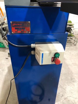 Se venden maquinas para meter gomas en las ventana