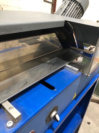 Se venden maquinas para meter gomas en las ventana