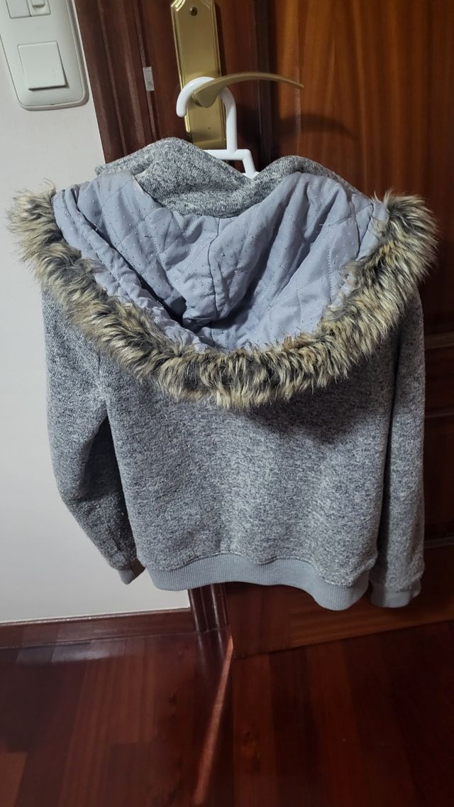 Chaqueta con capucha