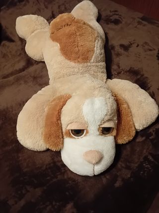 Perro de peluche precioso