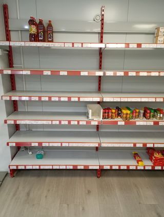 Muebles de frutería y balanza como nuevo