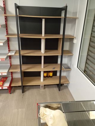 Muebles de frutería y balanza como nuevo