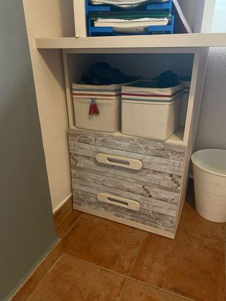 Escritorio y estanteria habitacion