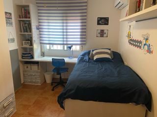 Escritorio y estanteria habitacion