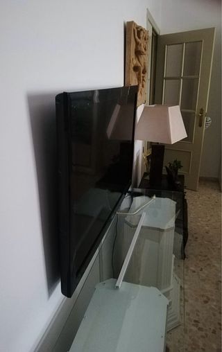 Televisión LG con soporte