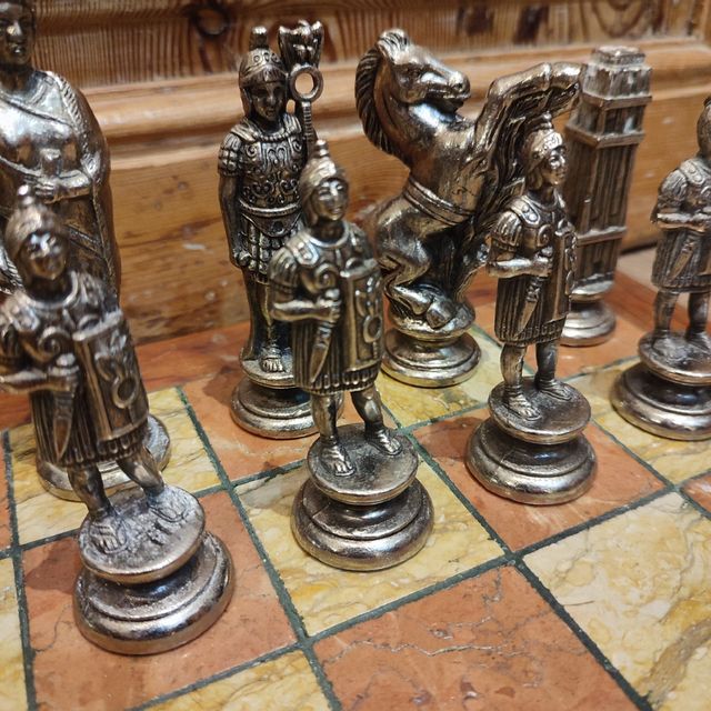 AJEDREZ ITALIANO METAL, MARMOL Y MADERA.
