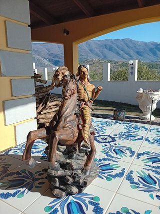 Statua in legno di apache a cavallo
