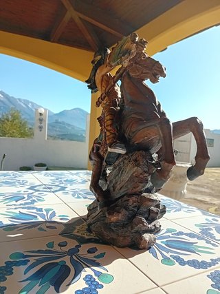 Statua in legno di apache a cavallo