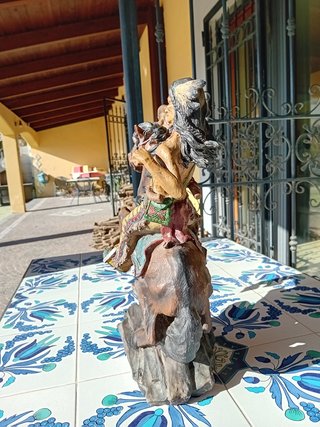 Statua in legno di apache a cavallo
