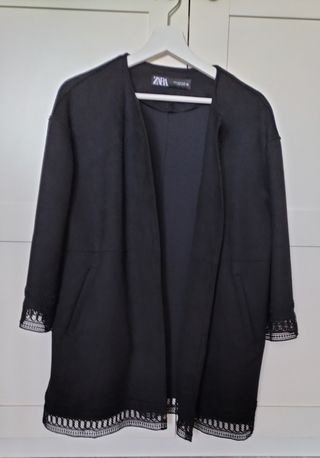 Abrigo, chaqueta antelina, de Zara.