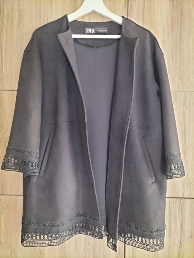 Abrigo, chaqueta antelina, de Zara.