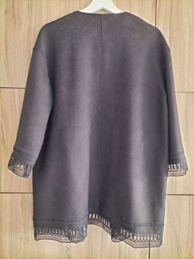 Abrigo, chaqueta antelina, de Zara.