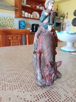 Statua in legno con cowboy a cavallo