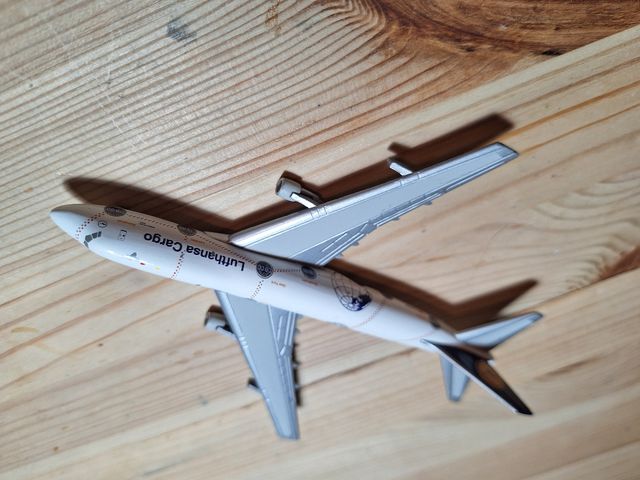 Avión de Metal a Escala