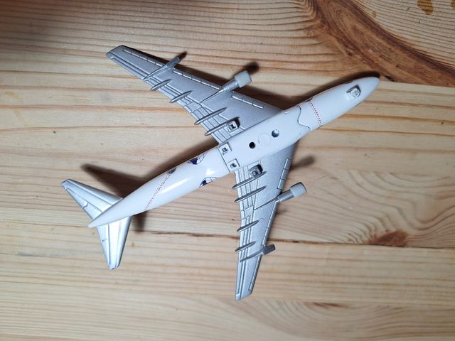 Avión de Metal a Escala