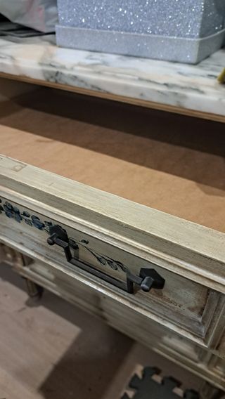 Cómoda de madera y mármol