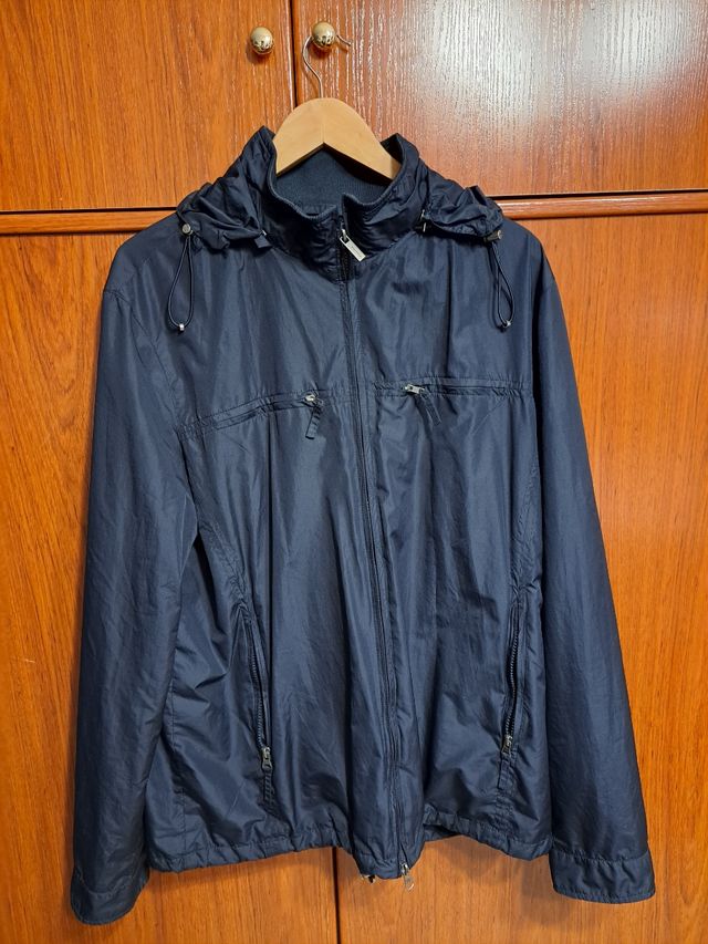 Chubasquero  de hombre con capucha