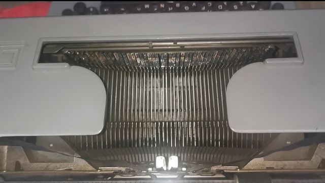 Antigua máquina escribir Olivetti 88