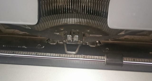 Antigua máquina escribir Olivetti 88