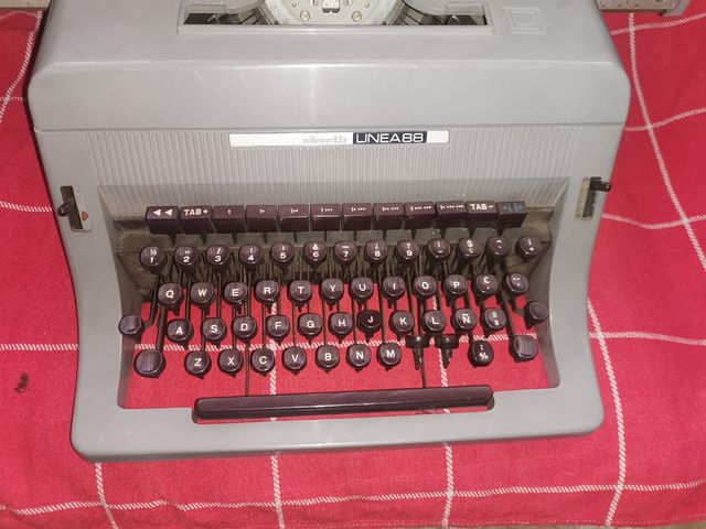 Antigua máquina escribir Olivetti 88