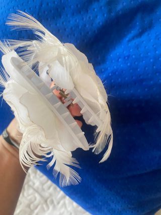 Tocado flor y plumas novia o invitada